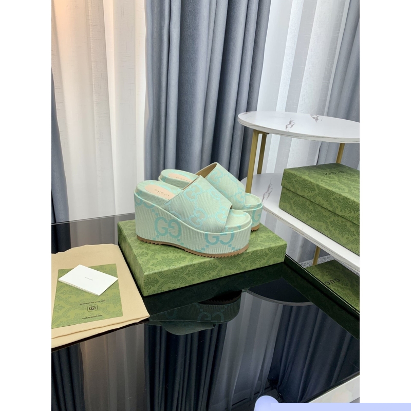 G*u*i slippers